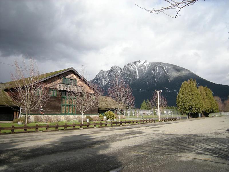 The Si View Park lodge in North Bend, a timber building with Mount Si behind it.